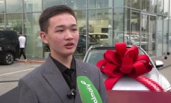 Набравшему 140 баллов на ЕНТ выпускнику подарили новый автомобиль